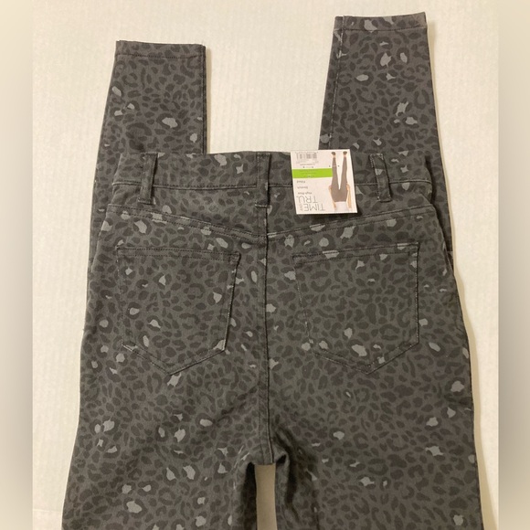 Time And Tru | NWT Women’s Animal Print High Rise Stretch Fitted Jeans - Picture 4 of 10